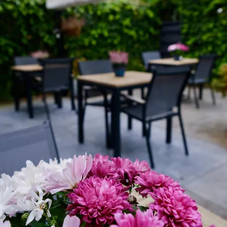 De Mansarde Couette-café 3*